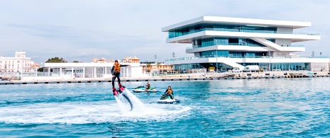 Skutery wodne i flyboard w Marinie w Walencji