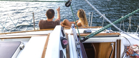 Pareja en velero