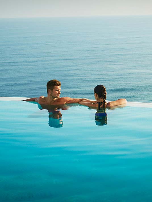 Turistas relajandose en una piscina