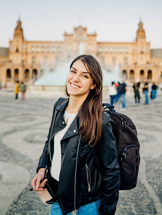 Estudiante en la plaza de España en Sevilla, Andalucía