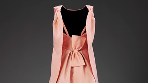 Evening dress. Gazar silk. 1965. This dress was nicknamed “tulip” by the press. A smooth front keeps the focus on the back of the dress, with a large bow in the style of a Japanese kimono