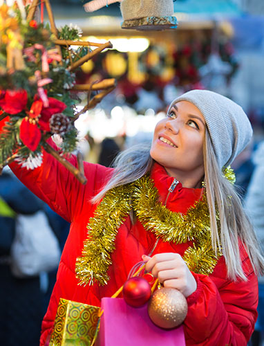 Turista en un mercado de navidad