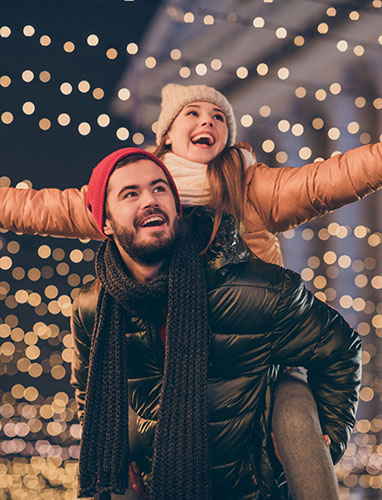 Turistas disfrutando de las luces de navidad