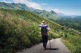 Un pèlerin marche parmi les montagnes