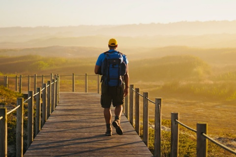 Peregrino caminando por la vía portuguesa