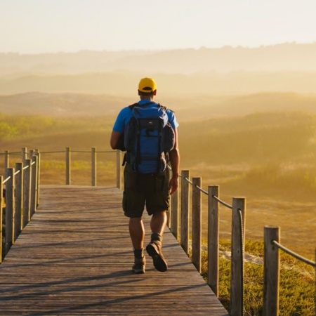 Peregrino caminando por la vía portuguesa