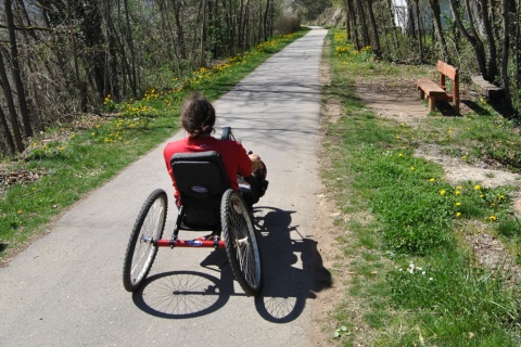 Persona con mobilità ridotta su una via Verde
