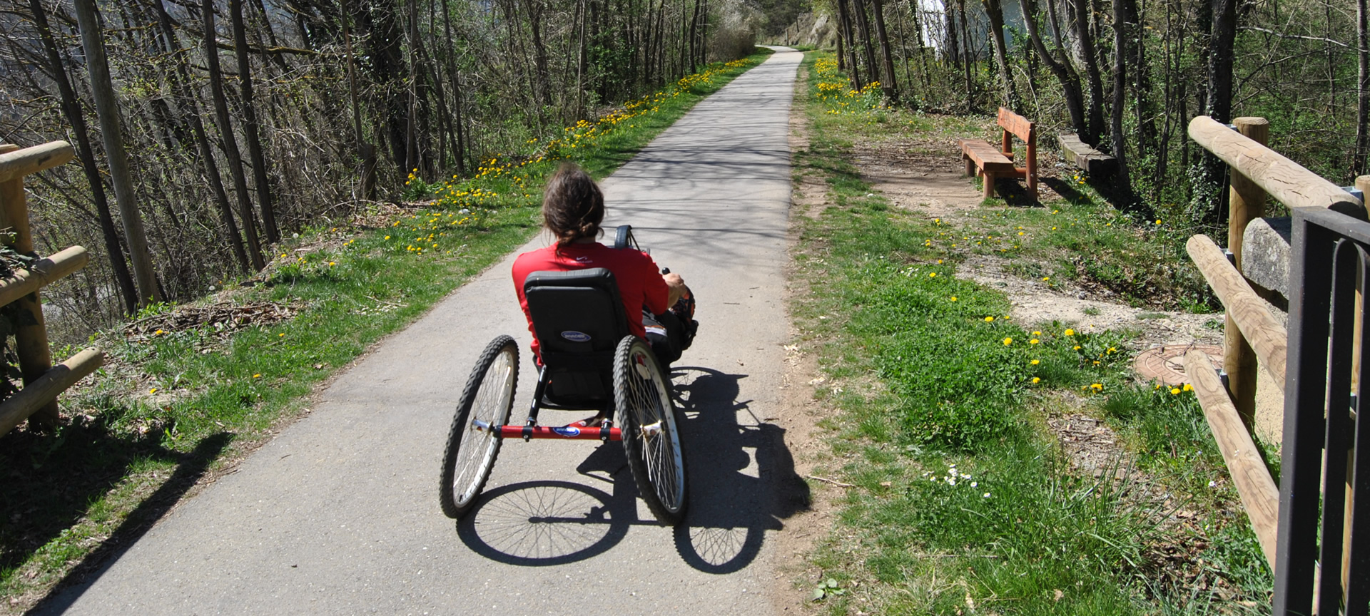 Persona con mobilità ridotta su una via Verde Persona con mobilità ridotta su una via Verde