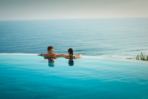 Turistas relajandose en una piscina