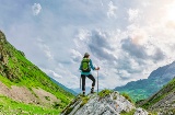 Escursionista che ammira il panorama lungo un percorso sui Pirenei