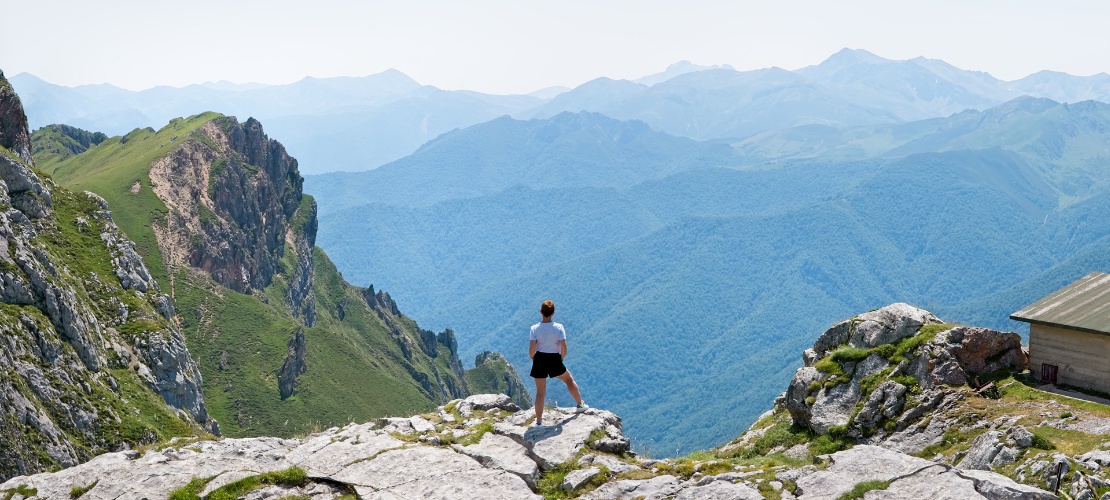 Touriste au sommet d'une montagne