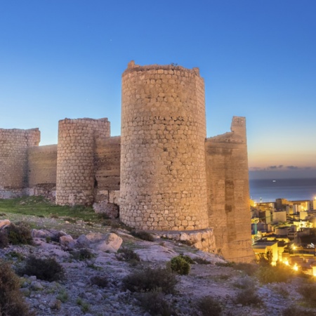 A Alcazaba domina a vista panorâmica de Almeria (Andaluzia)