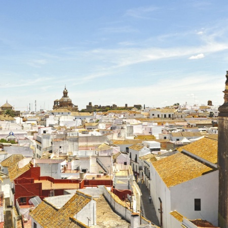 Turm der Kirche San Bartolomé über den Dächern von Carmona (Sevilla, Andalusien)