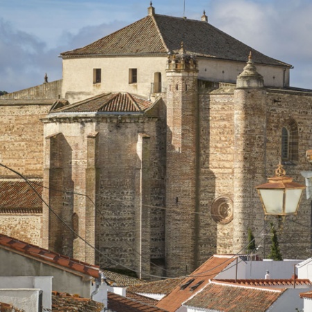 Kirche und Festung in Cazalla de la Sierra (Sevilla, Andalusien)