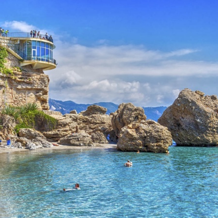 Balcón de Europa und Playa Caletilla in Nerja (Málaga, Andalusien)