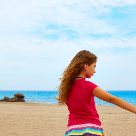 Niña en playa de Mojácar en Almería, Andalucía