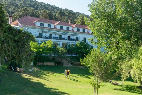 Vista del exterior y entorno del Parador de Cazorla