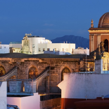 Die Pfarrkirche San Mateo über den Dächern von Tarifa (Cádiz, Andalusien)