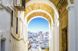 Rue typique et vue panoramique de Vejer de la Frontera (province de Cadix, Andalousie)