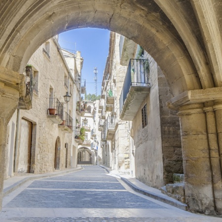 Straße im Zentrum von Calaceite (Teruel, Aragonien)