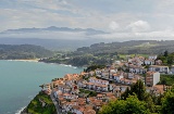 Vista de Lastres con el mar y los Picos de Europa al fondo. Asturias