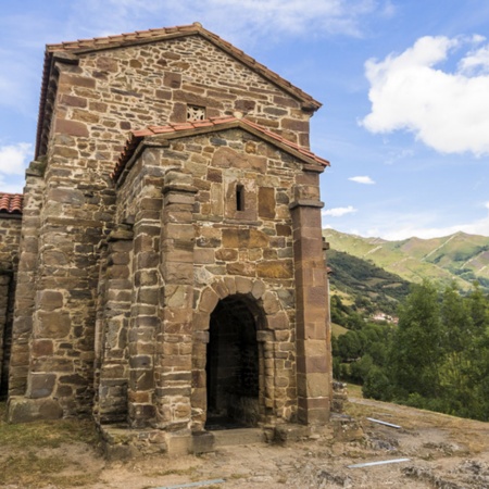 Iglesia de Santa Cristina de Lena, en Pola de Lena (Asturias)