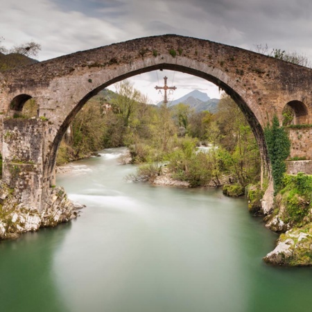 Römerbrücke über den Fluss Sella. Cangas de Onís