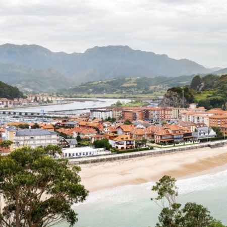 Panoramablick auf Ribadesella in Asturien