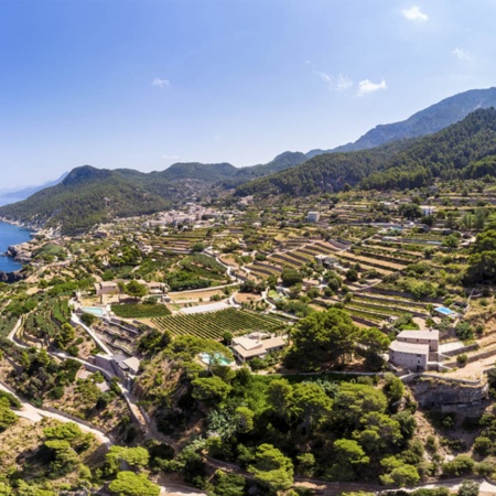 Vista panorâmica de Banyalbufar (Maiorca, Ilhas Baleares) com seus característicos terraços