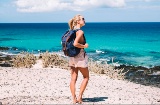 Chica en una playa de Menorca, Islas Baleares