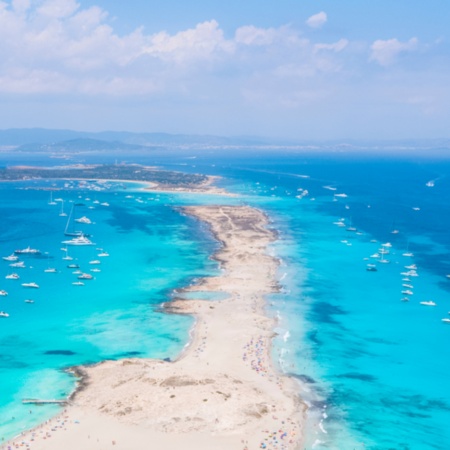 Widok z lotu ptaka na plażę Ses Illetes na Formenterze, Baleary