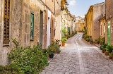 Eine Straße in Petra auf der Insel Mallorca (Balearen)