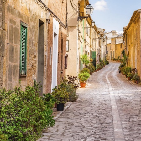 Una calle de Petra, en la isla de Mallorca (Islas Baleares)