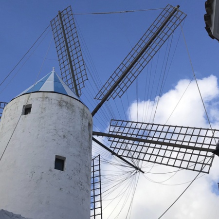 Molino de viento en Sant Lluís, en la isla de Menorca (Islas Baleares)