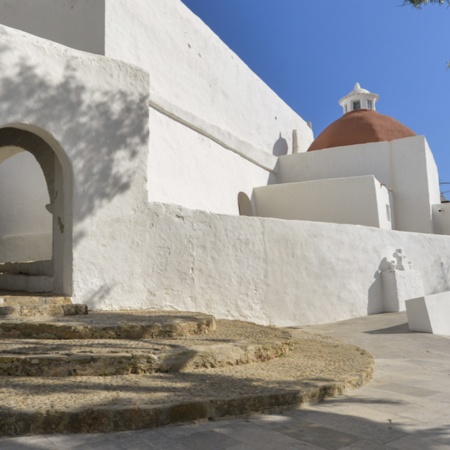 La famosa iglesia del municipio de Santa Eulália, en la isla de Ibiza (Islas Baleares)