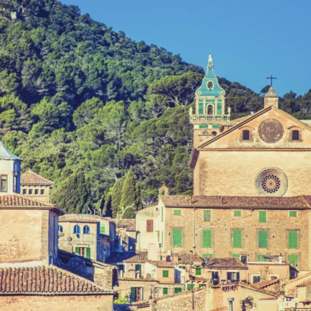 Imagem panorâmica de Valldemossa, na ilha de Maiorca (Ilhas Baleares)