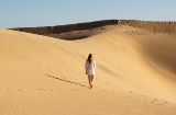 Un turista nella Riserva Naturale Speciale delle Dune di Maspalomas a Gran Canaria, Isole Canarie