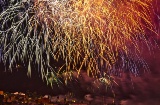 5月にロス・レアレホスで行われる十字架と火の祭典で打ち上げられる花火