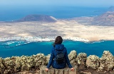 Kobieta kontemplująca krajobraz z punktu widokowego Mirador del Río. Lanzarote