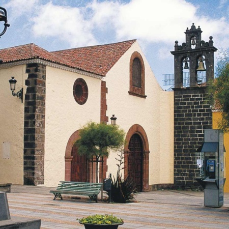 Plaza de Correo, w San Cristóbal de La Laguna, z kościołem Santo Domingo de Guzmán