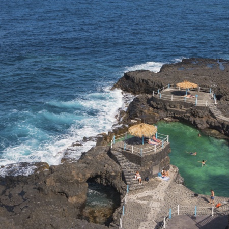Las piscinas naturales del Charco Azul de San Andrés y Sauces, en la isla de La Palma (Islas Canarias)