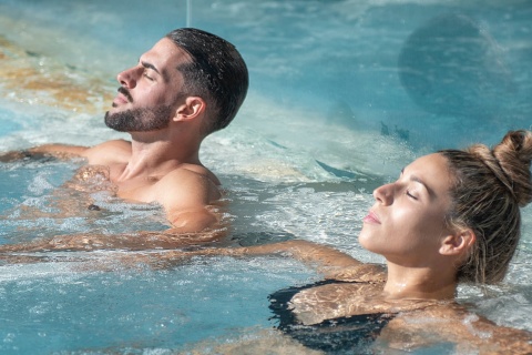 Pareja relajándose en un jacuzzi del Balneario de las Caldas, Cantabria