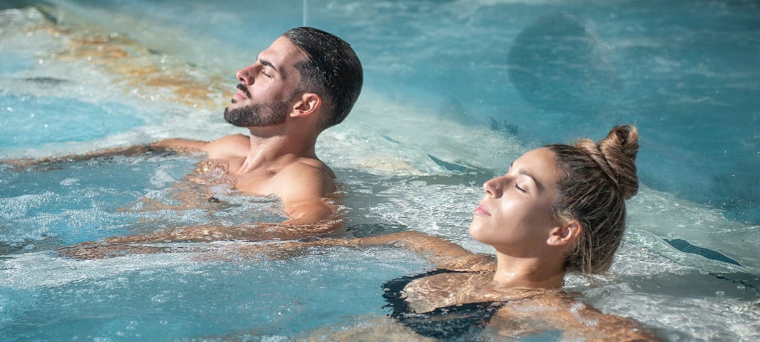 Pareja relajándose en un jacuzzi del Balneario de las Caldas, Cantabria