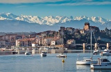 San Vicente de la Barquera con los Picos de Europa al fondo. Cantabria