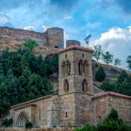 Santa-Cecilia-Kapelle und Burg in Aguilar de Campoo (Palencia, Kastilien-León)