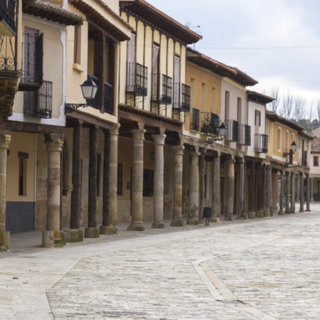 Traditioneller Säulengang in Ampudia (Palencia, Kastilien-León)