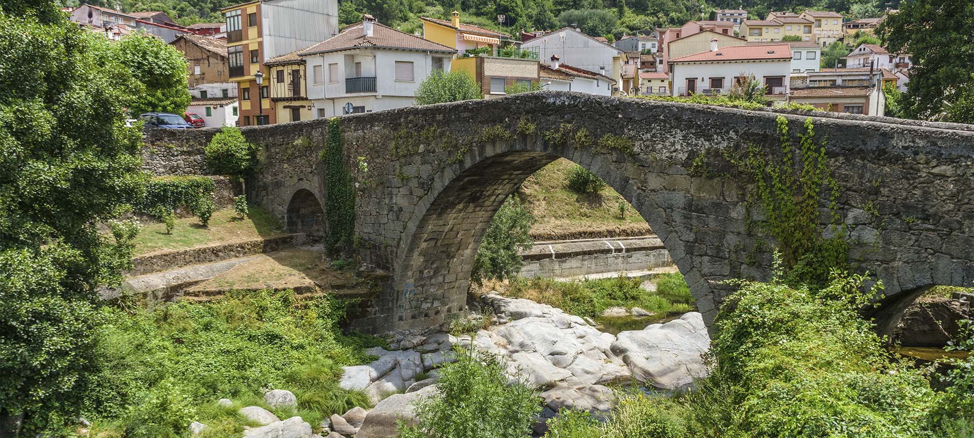 Aquelcabos medieval bridge in Arenas de San Pedro (Ávila, Castilla y Leon) Aquelcabos medieval bridge in Arenas de San Pedro (Ávila, Castilla y Leon)