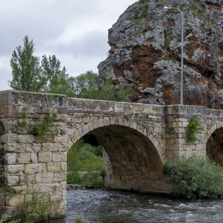 Steinbrücke über den Pisuerga in Cervera de Pisuerga (Palencia, Kastilien-León)