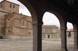 Place et église San Nicolás à Madrigal de las Altas Torres (province d’Ávila, Castille-Léon)