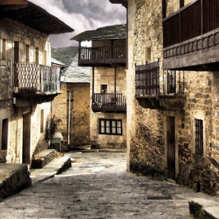 Típica calle de Puebla de Sanabria, en Zamora (Castilla y León)